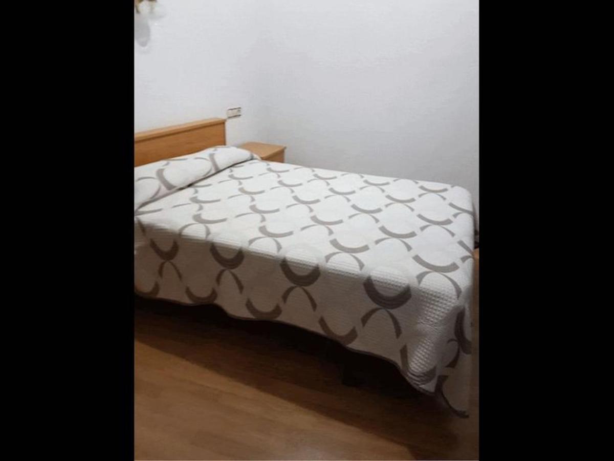 Room In Lodge - Double And Single Room - Pension Oria 2 Luarca Bagian luar foto