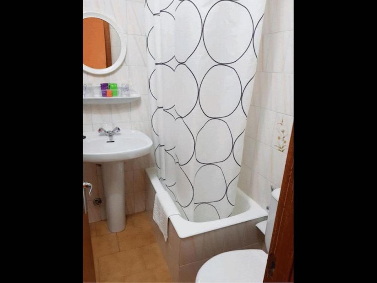 Room In Lodge - Double And Single Room - Pension Oria 2 Luarca Bagian luar foto