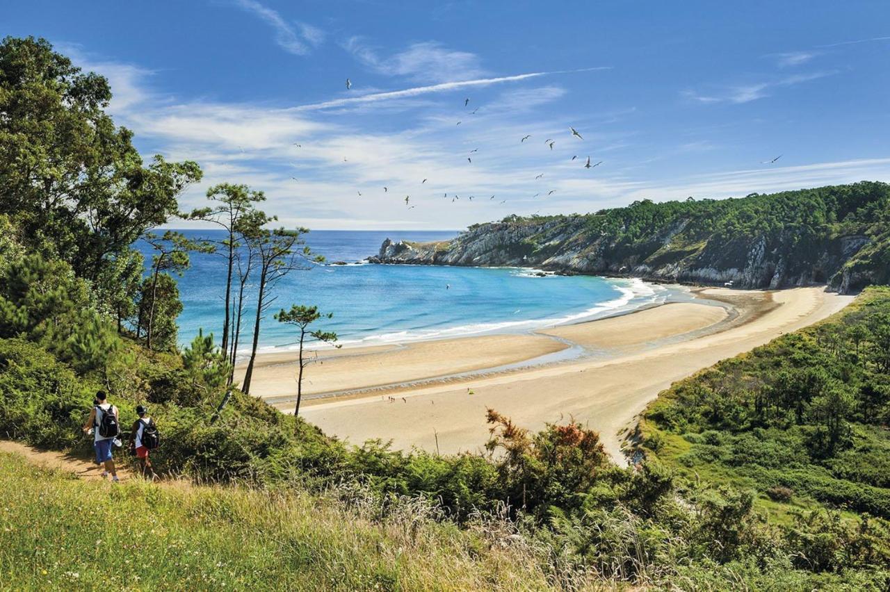 Room In Lodge - Double And Single Room - Pension Oria 2 Luarca Bagian luar foto